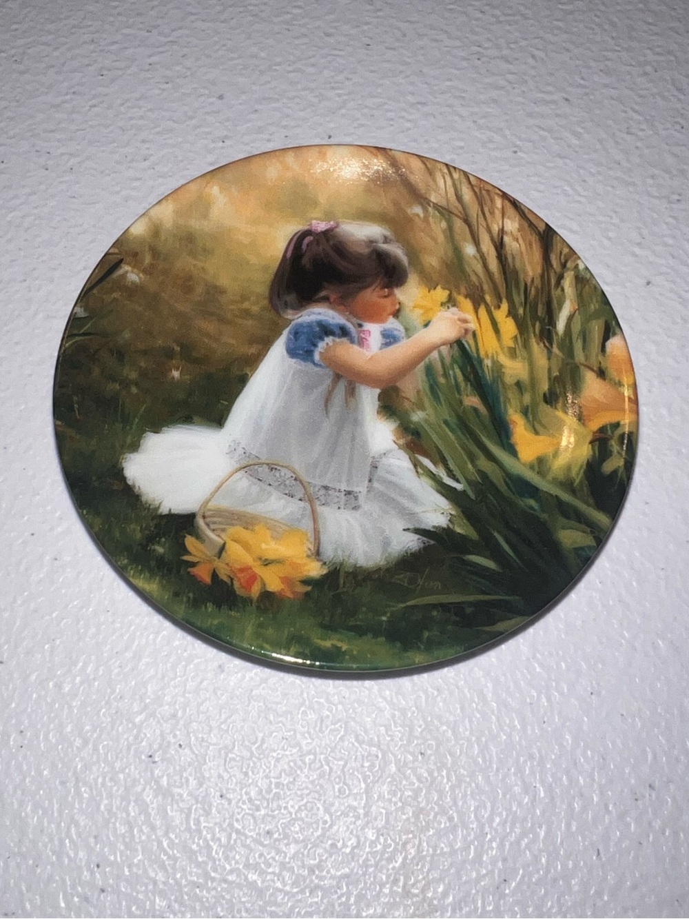 Spring Daffodil Girl Decorative Wall Plate - White & Yellow